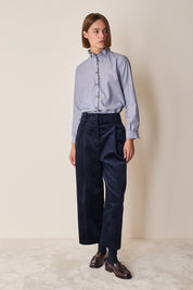 Camicia con colletto volant e dettagli a fiori