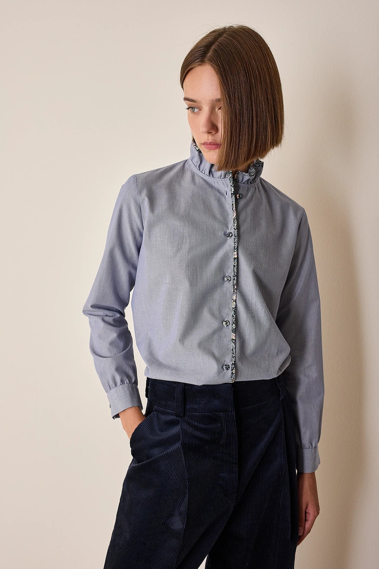 Camicia con colletto volant e dettagli a fiori