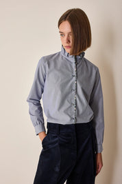Camicia con colletto volant e dettagli a fiori