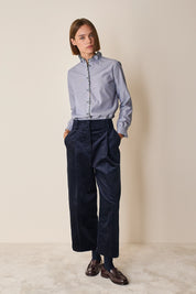 Camicia con colletto volant e dettagli a fiori