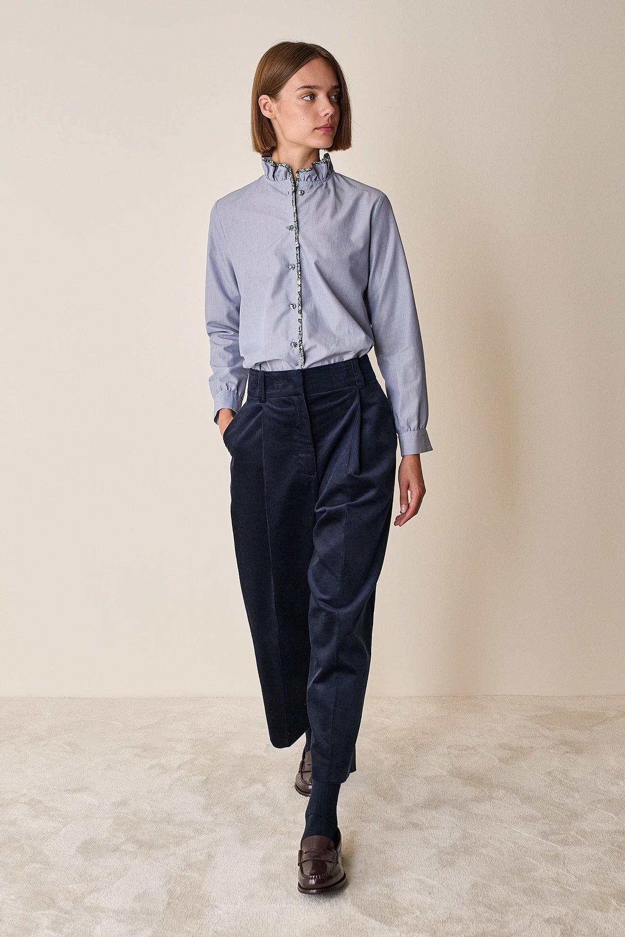 Camicia con colletto volant e dettagli a fiori