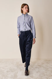 Camicia con colletto volant e dettagli a fiori