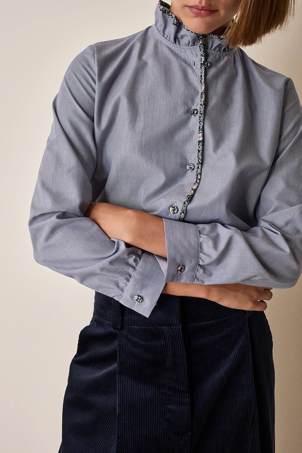 Camicia con colletto volant e dettagli a fiori