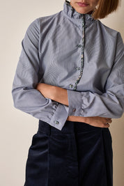 Camicia con colletto volant e dettagli a fiori