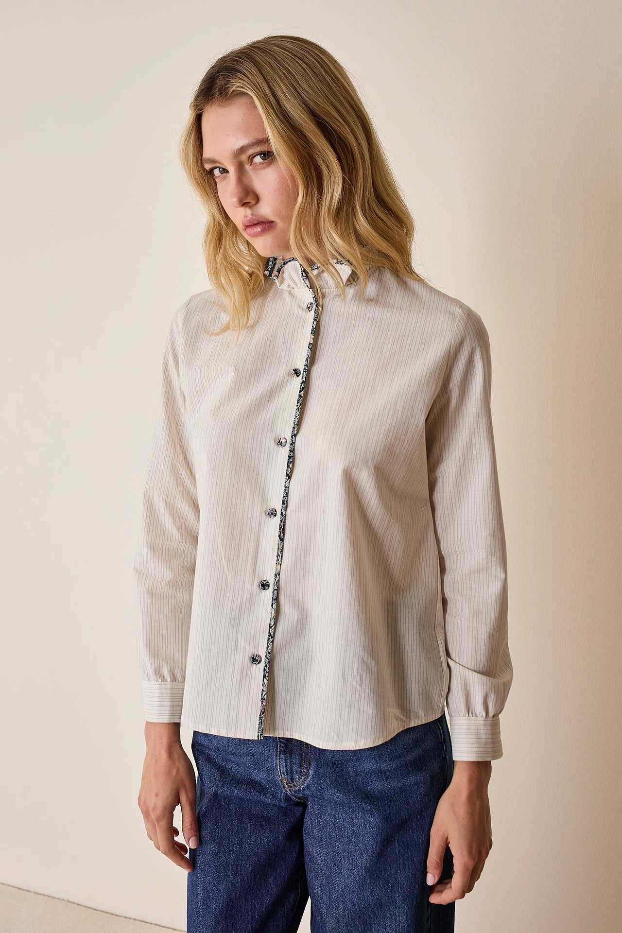 Camicia con colletto volant e dettagli a fiori