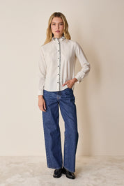 Camicia con colletto volant e dettagli a fiori