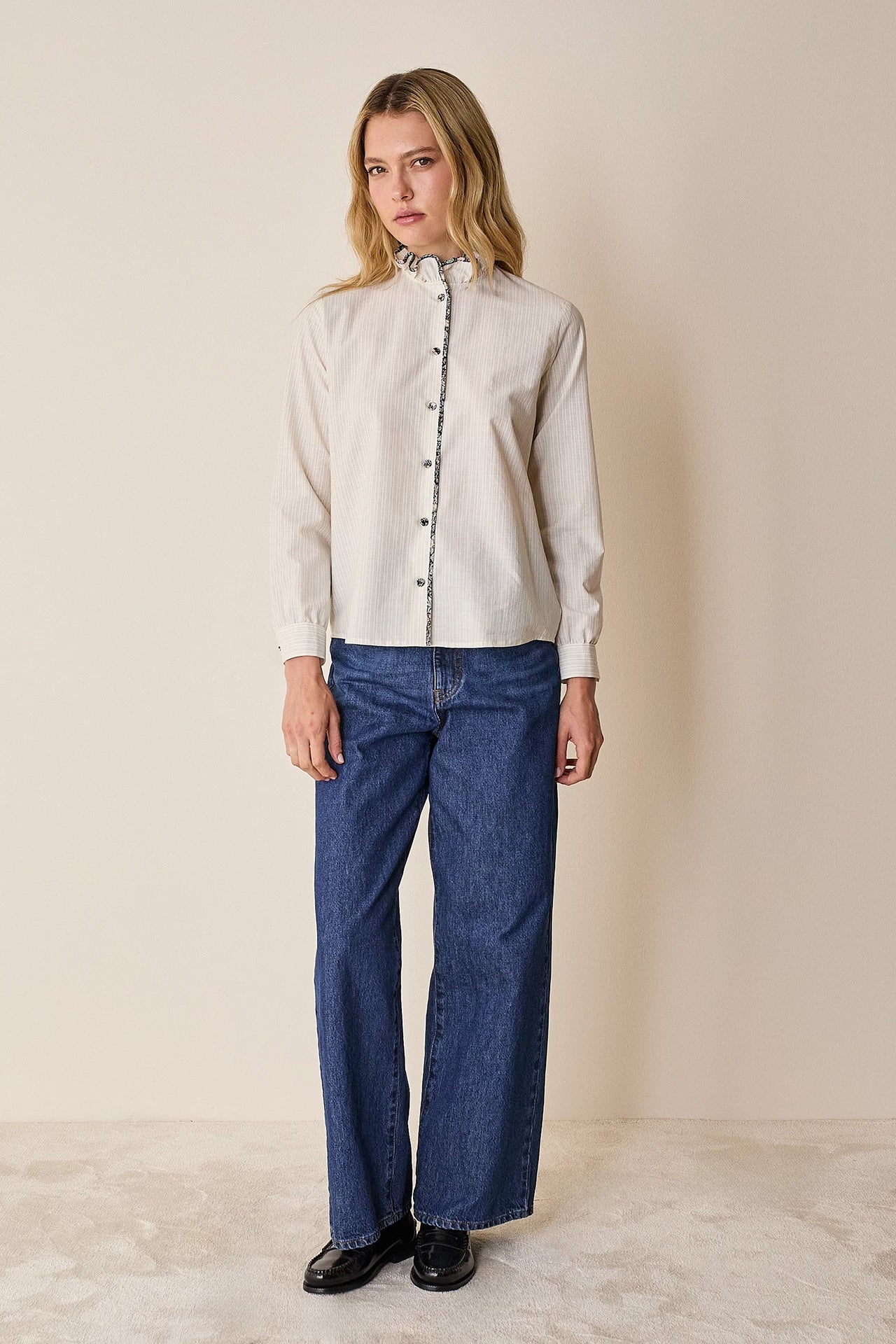 Camicia con colletto volant e dettagli a fiori