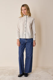 Camicia con colletto volant e dettagli a fiori