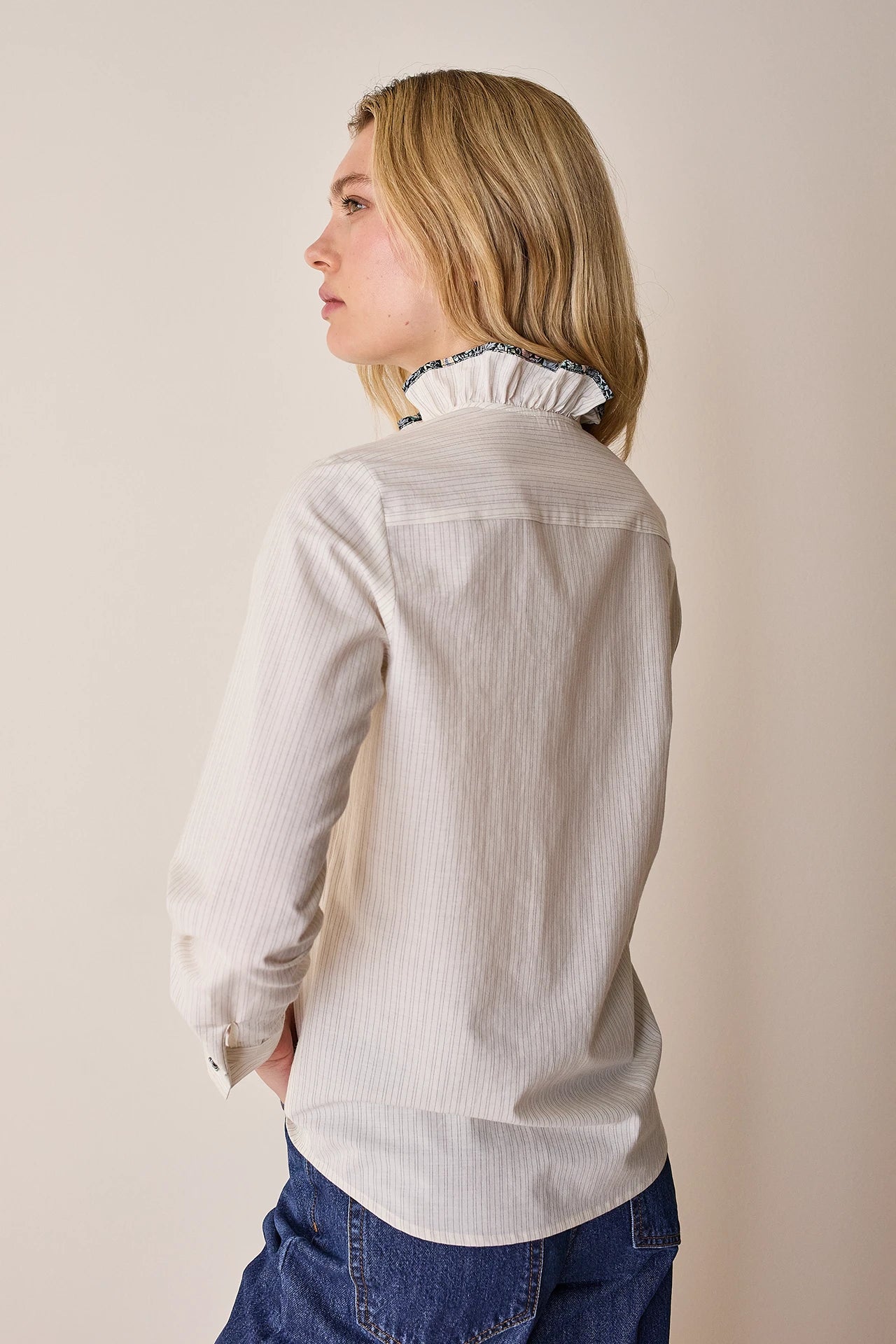 Camicia con colletto volant e dettagli a fiori