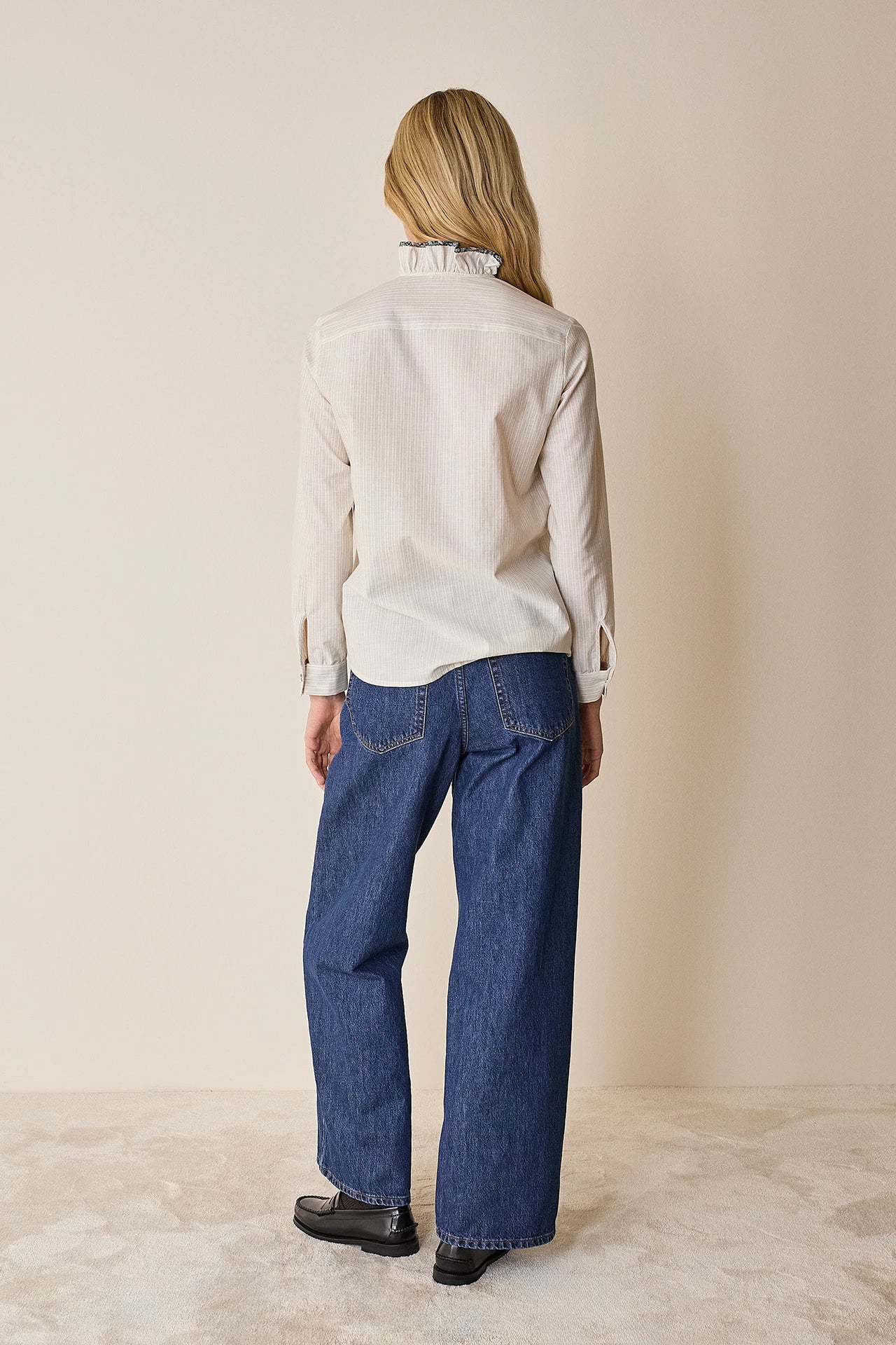 Camicia con colletto volant e dettagli a fiori