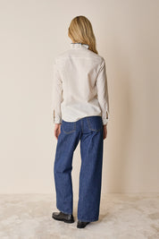 Camicia con colletto volant e dettagli a fiori