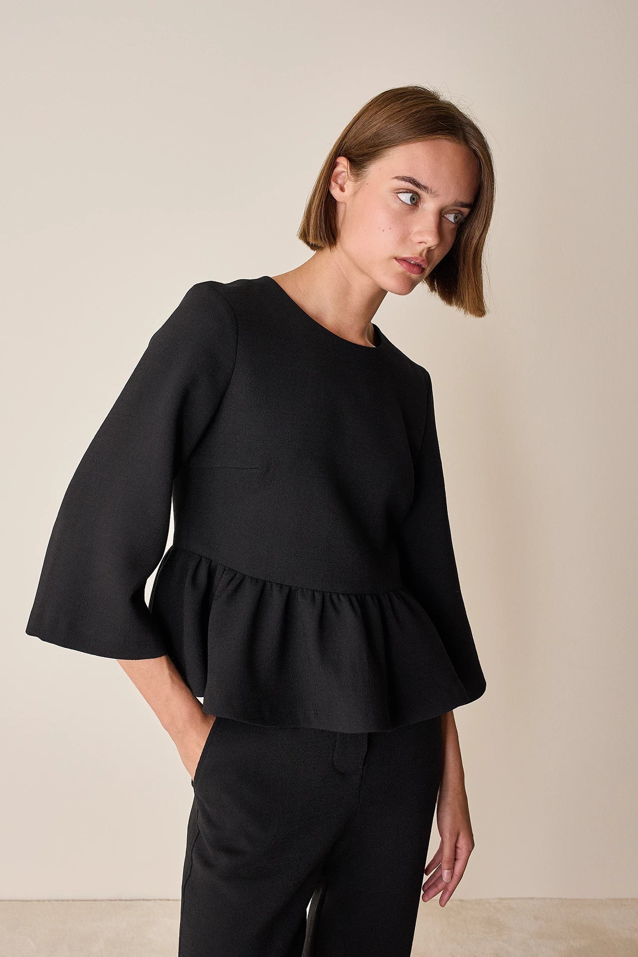 Top con balza in lana stretch