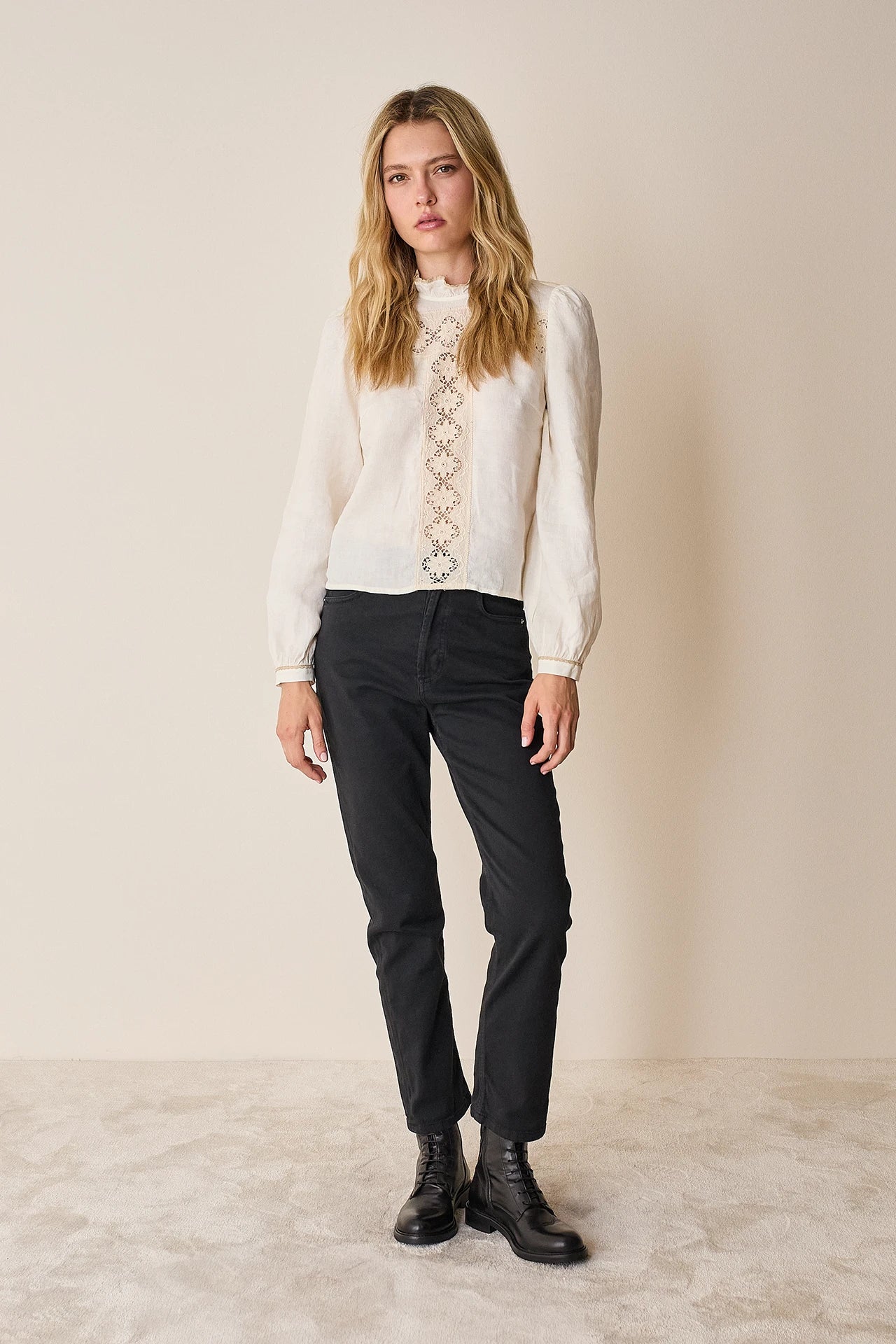 Top in lino e cotone con inserti ricamati