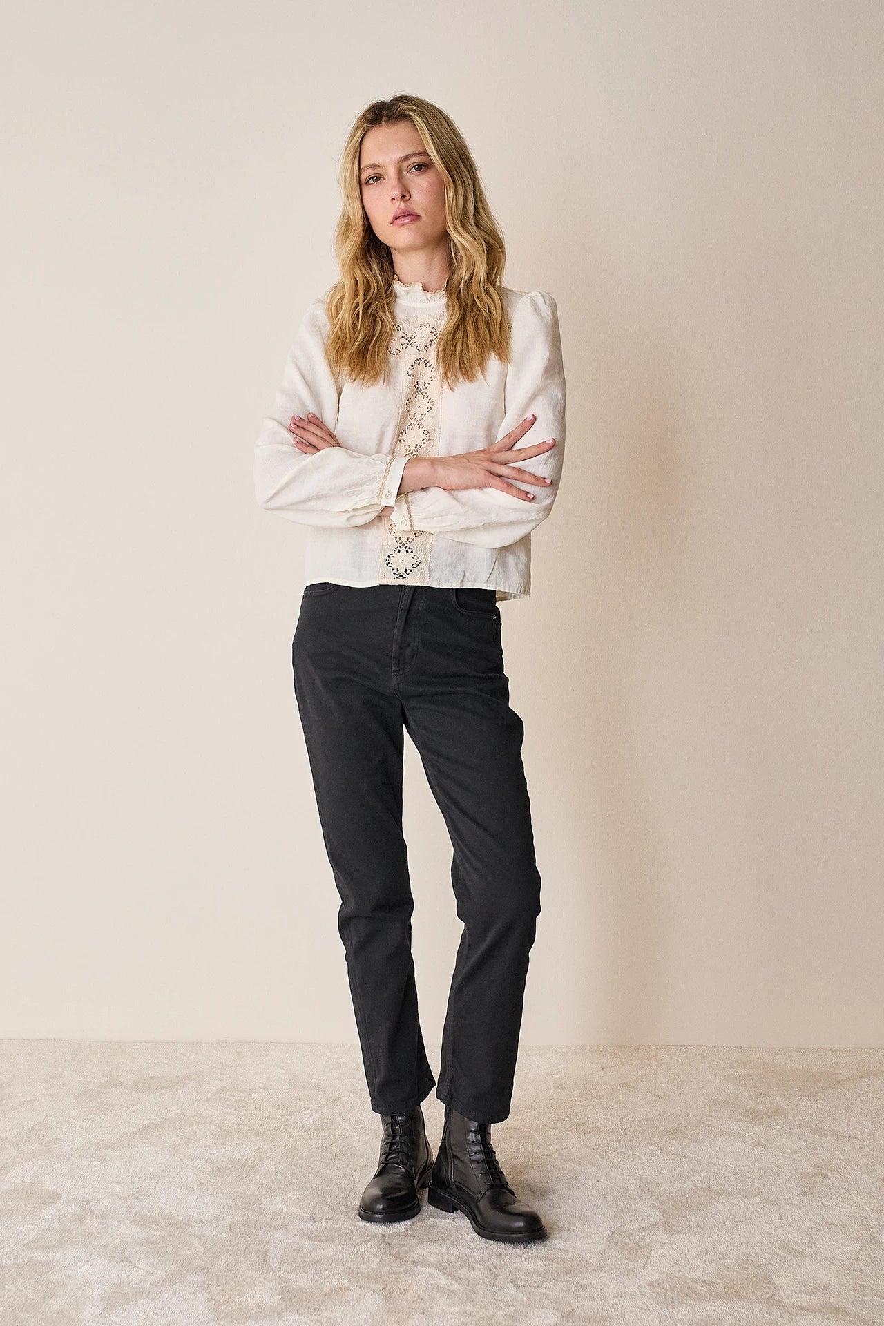 Top in lino e cotone con inserti ricamati