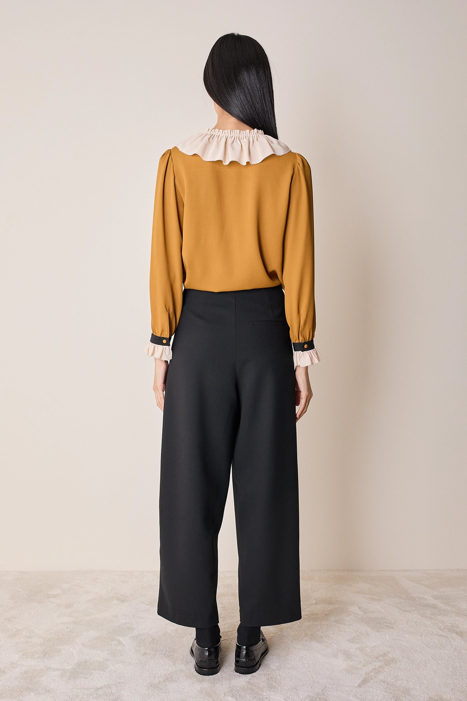 Camicia con colletto volant e cravattino