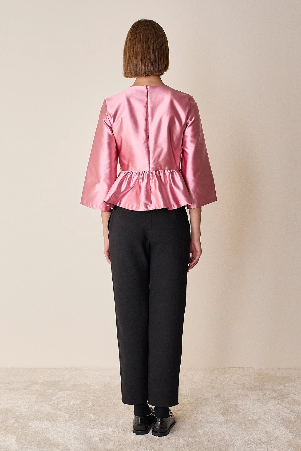 Top in seta e cotone con balza