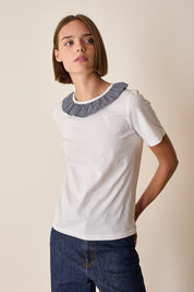T-shirt con colletto volant