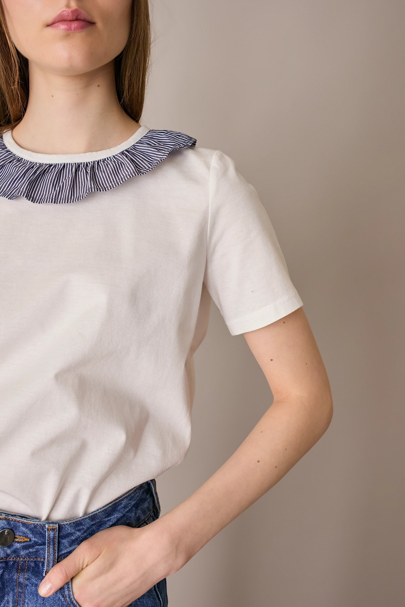 T-shirt con colletto volant