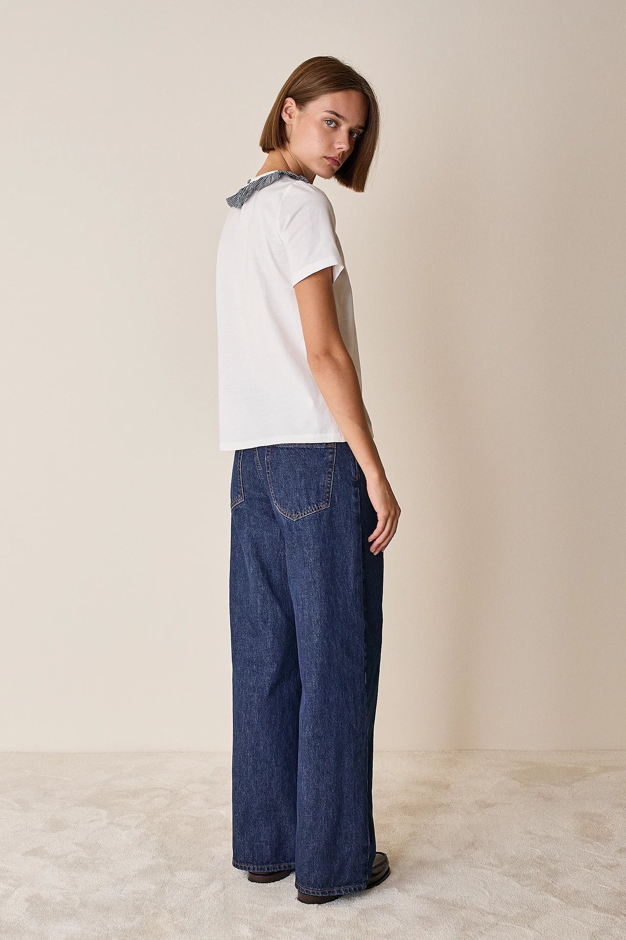T-shirt con colletto volant