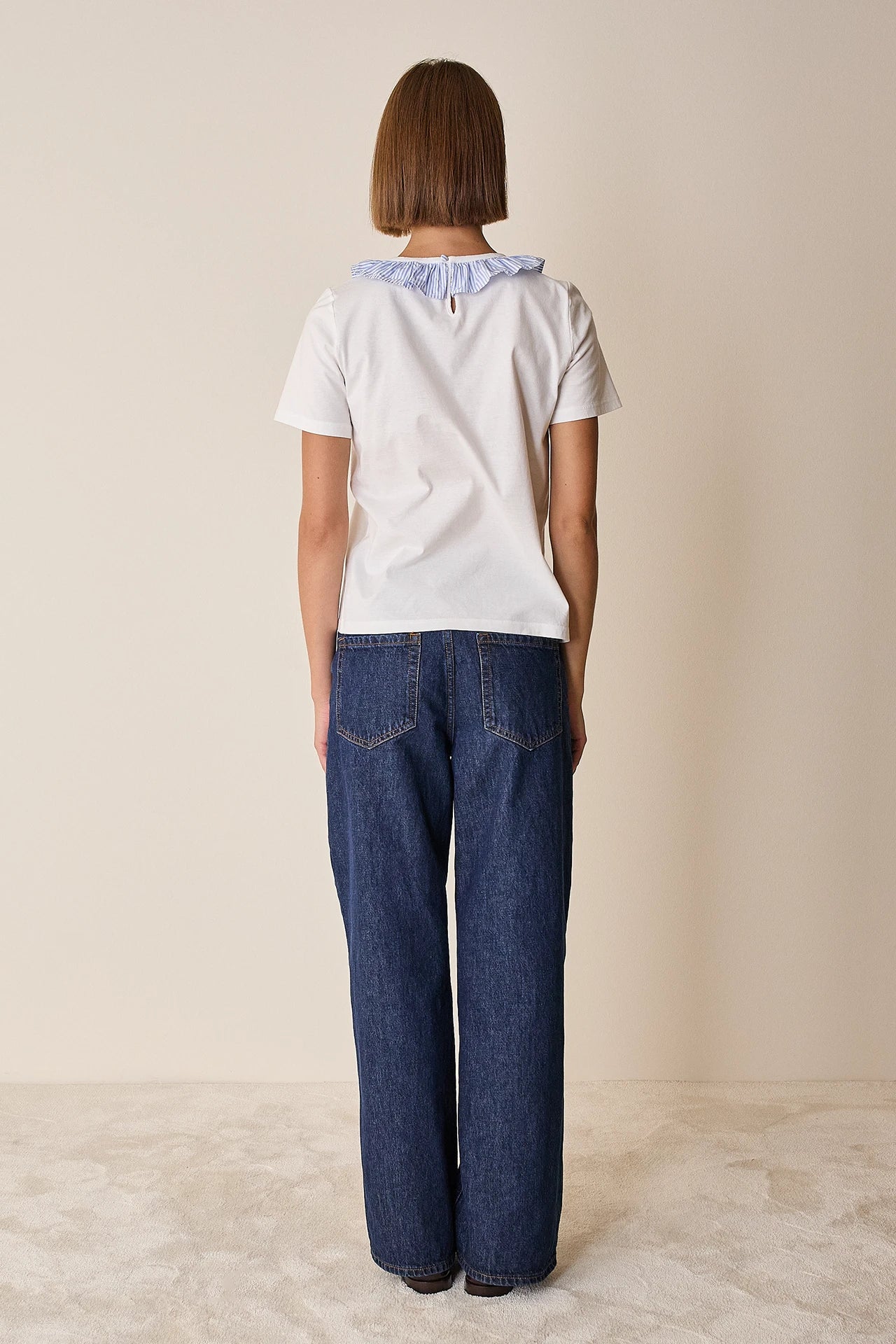 T-shirt con colletto volant