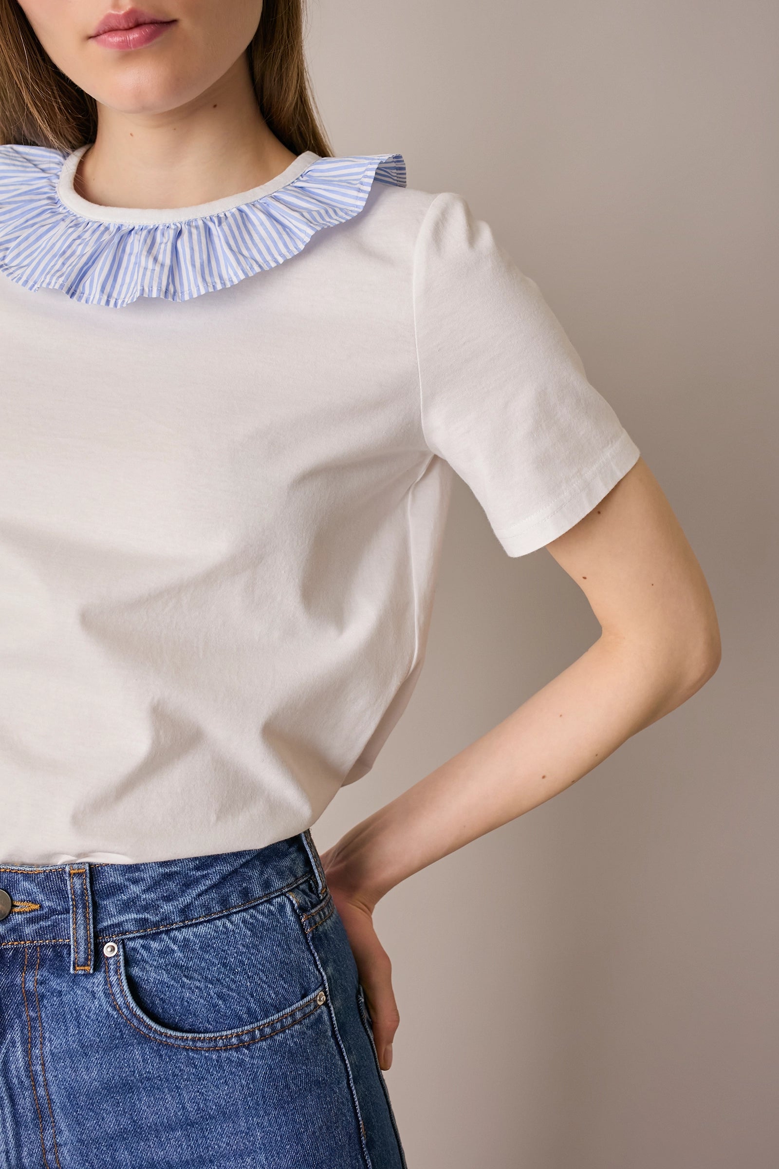 Cotton T-shirt with ruffled collar