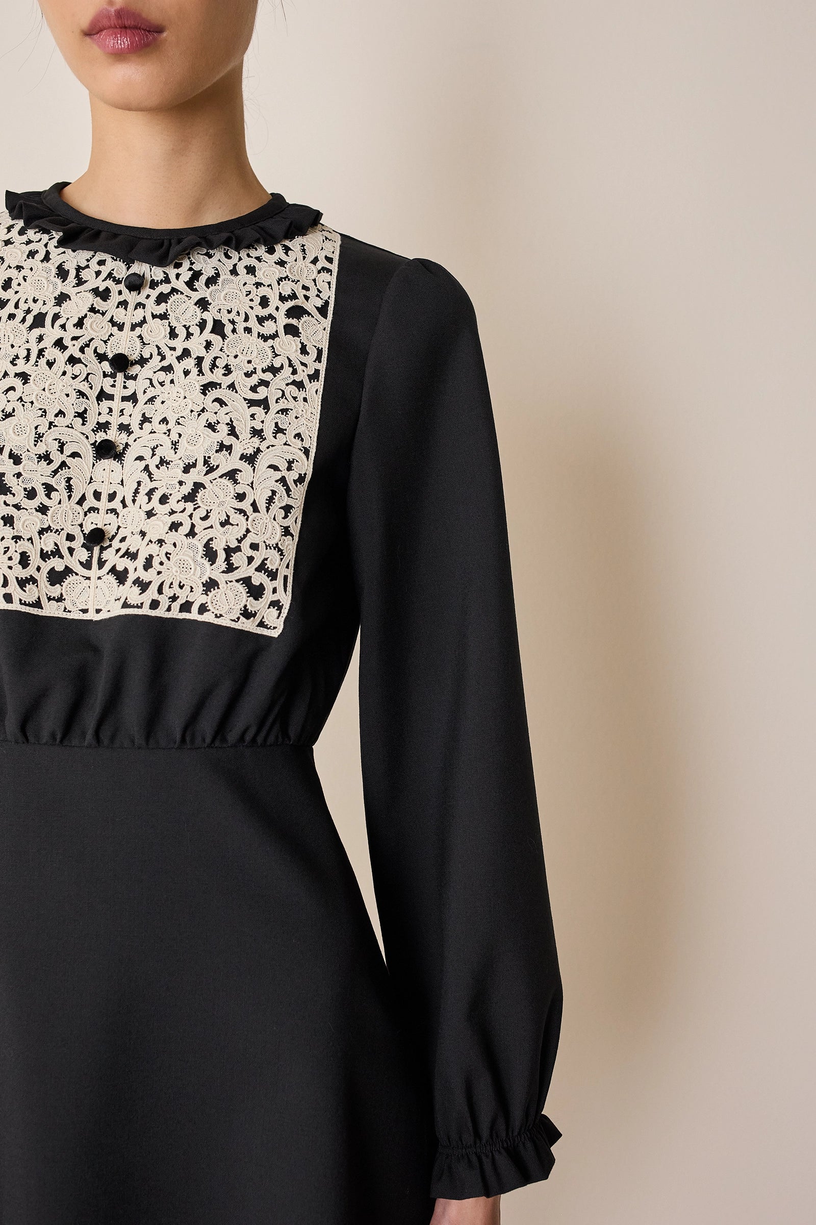 Abito in lana e pizzo macramè