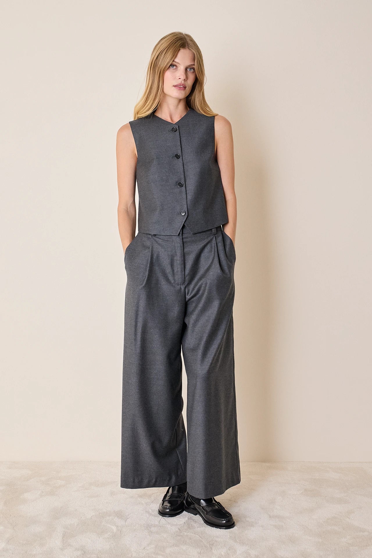 Pantaloni in lana e seta con pinces
