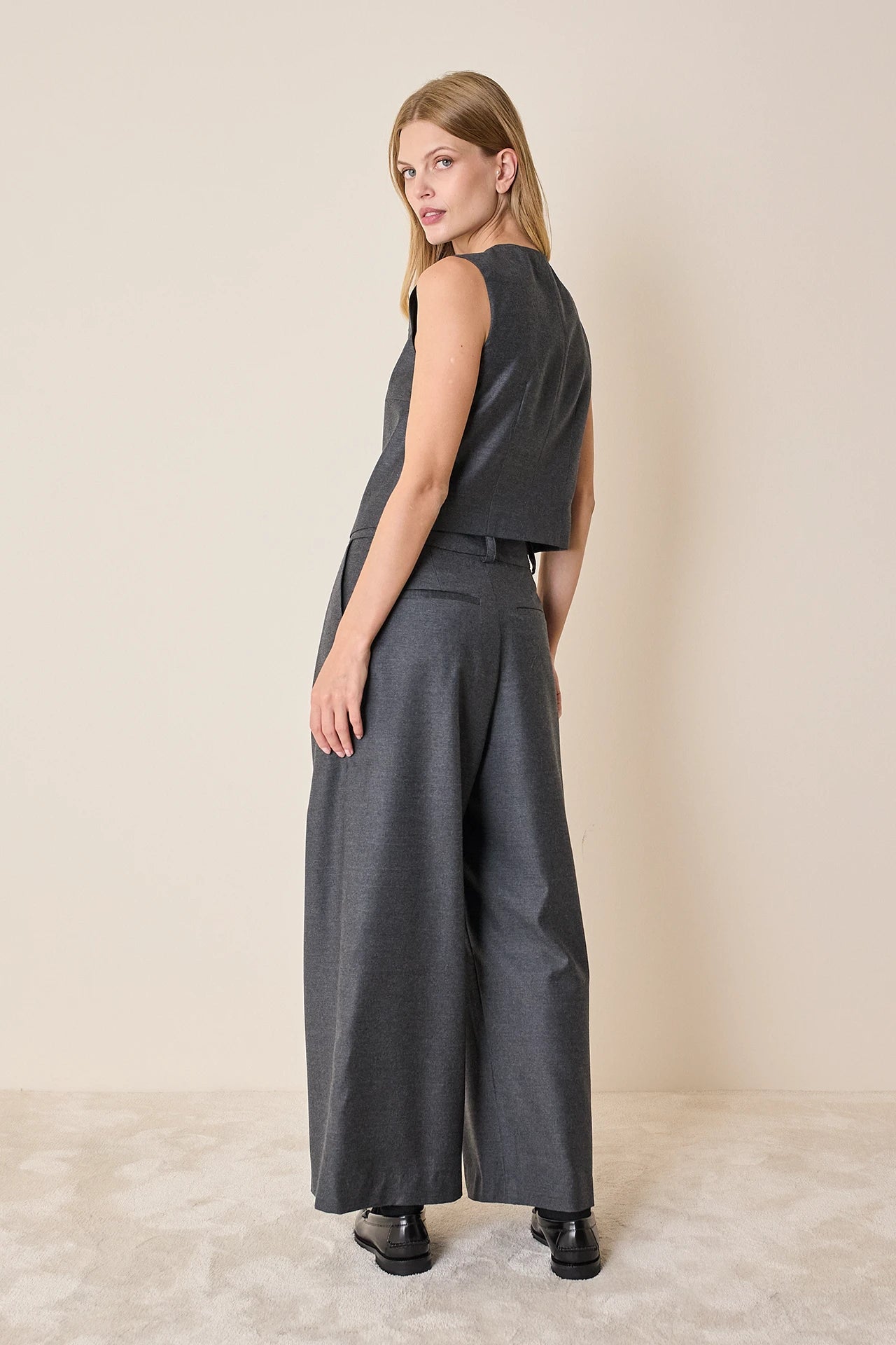 Pantaloni in lana e seta con pinces
