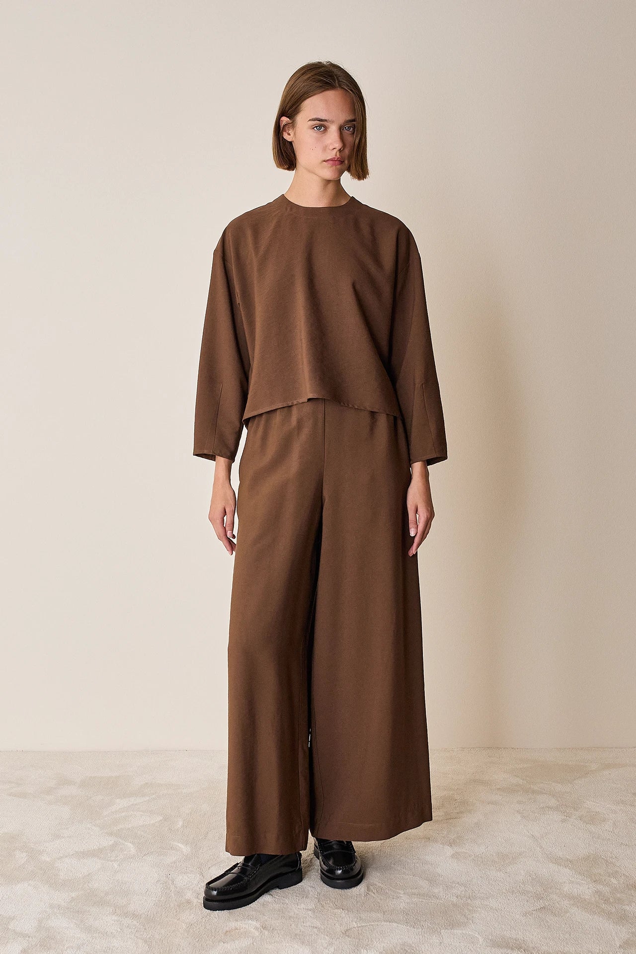 Pantaloni ampi con elastico in vita