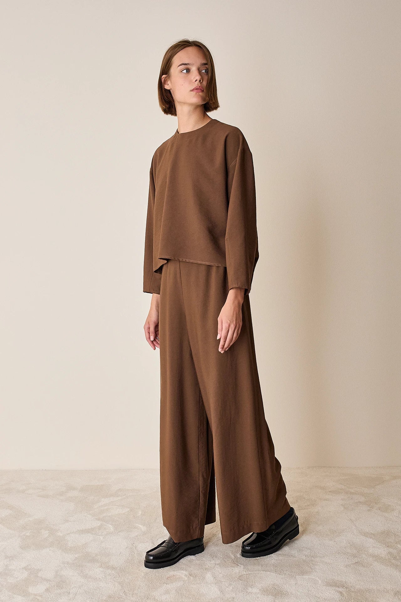 Pantaloni ampi con elastico in vita