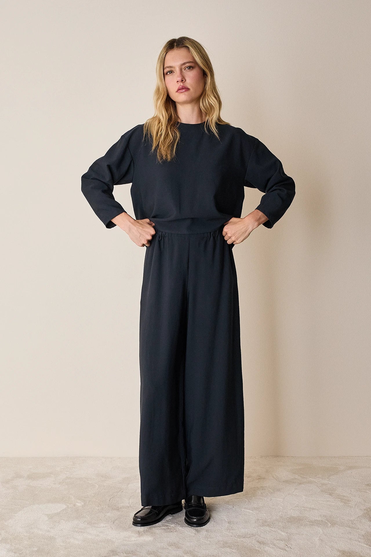 Pantaloni ampi con elastico in vita