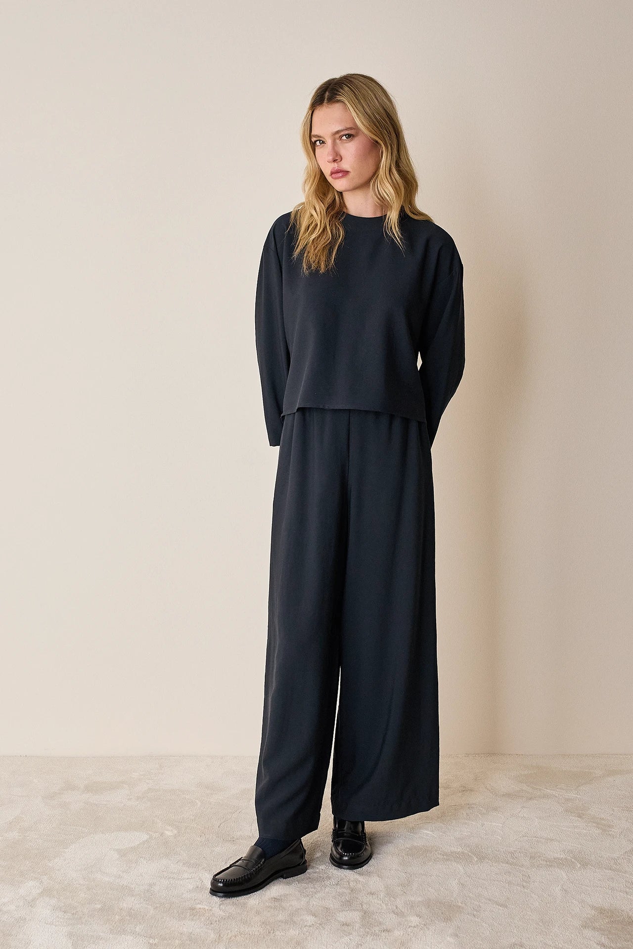Pantaloni ampi con elastico in vita