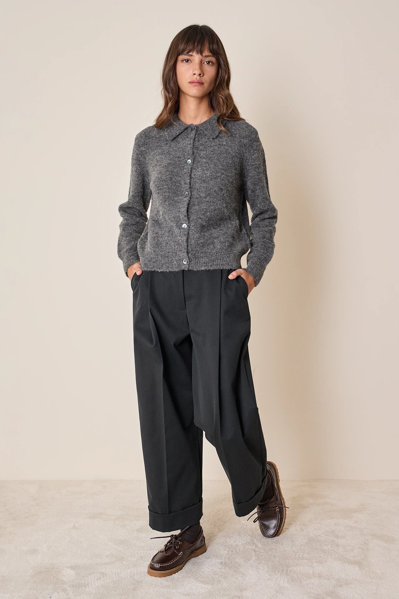 Pantaloni con piega e risvolto