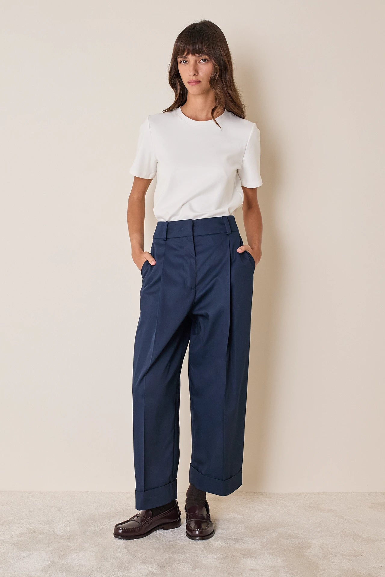 Pantaloni con piega e risvolto