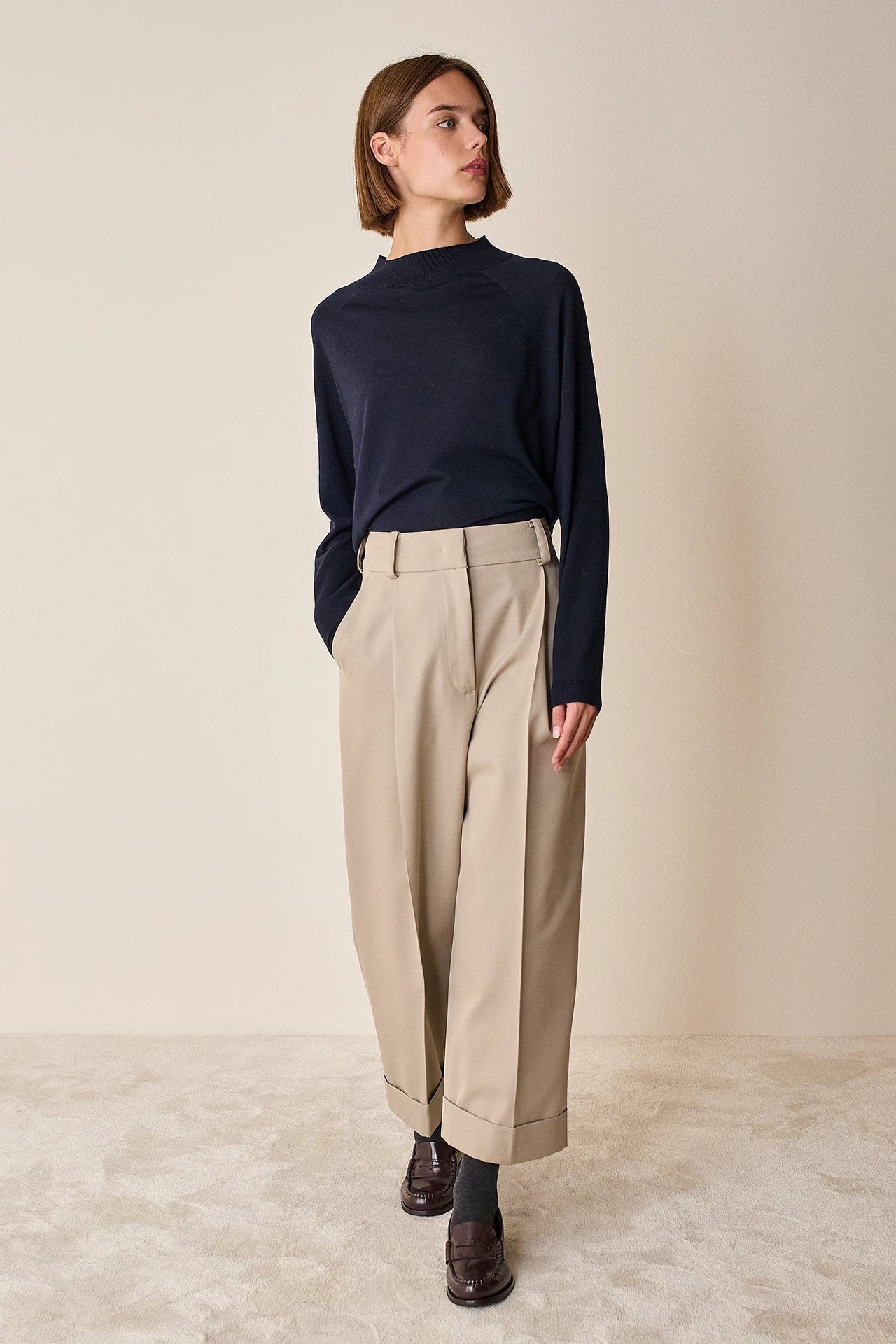 Pantaloni con piega e risvolto