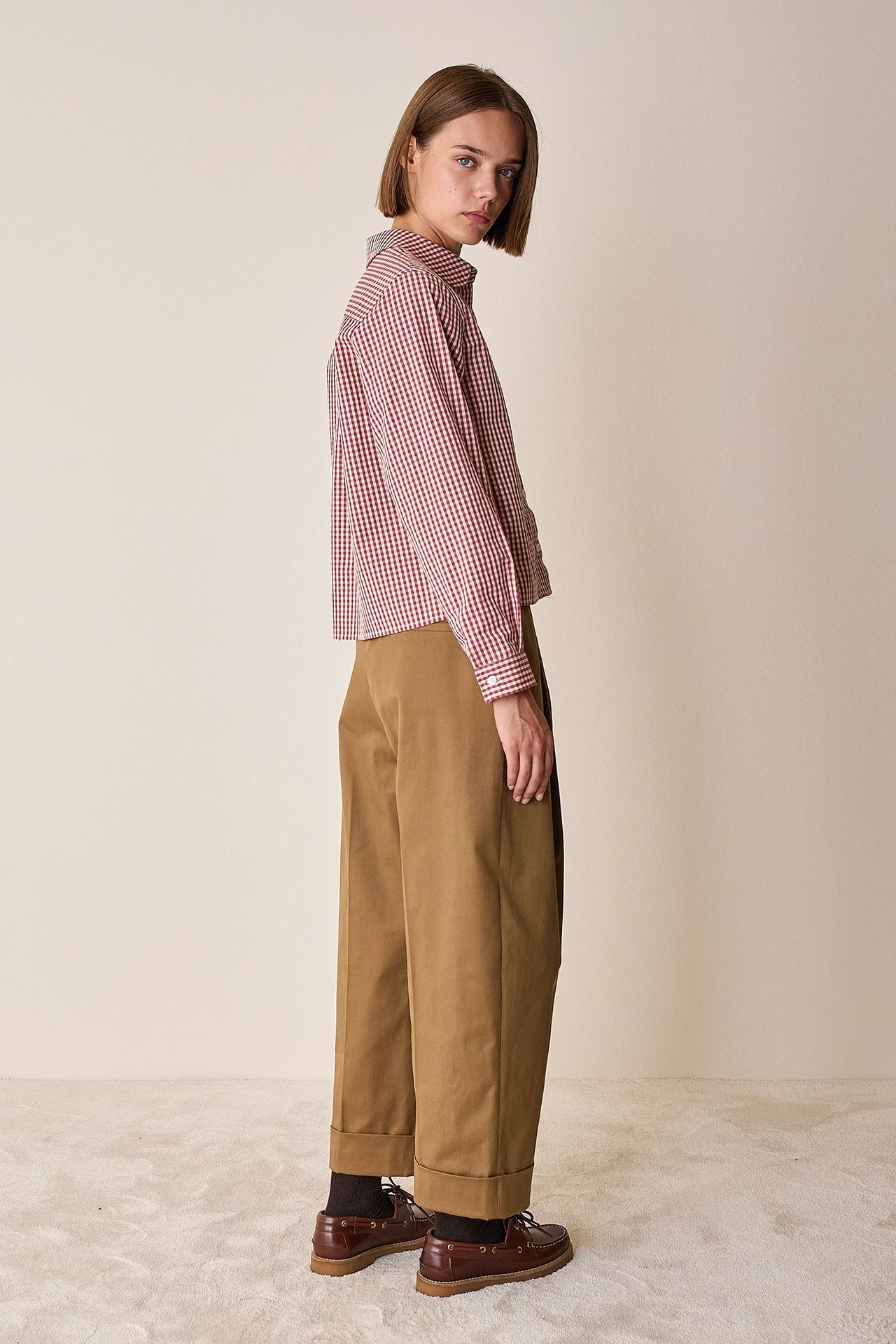 Pantaloni con piega e risvolto