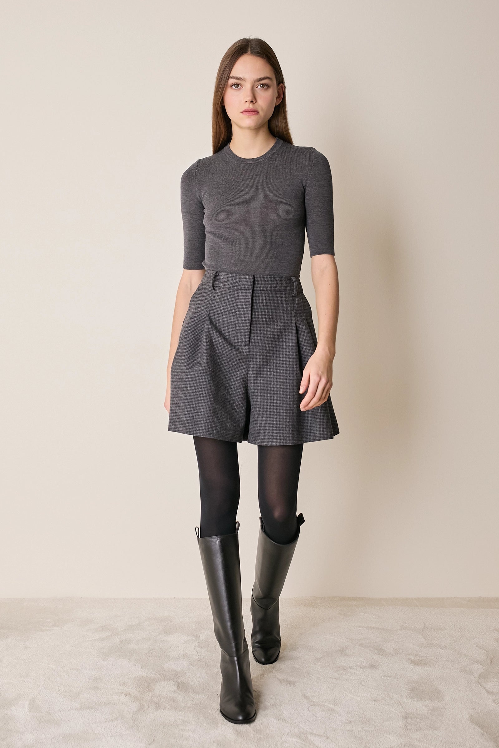 Pantaloni corti in lana con pinces