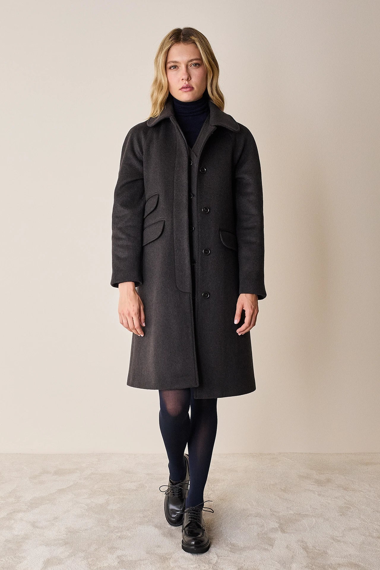 Wool and cashmere coat with raglan sleeves
