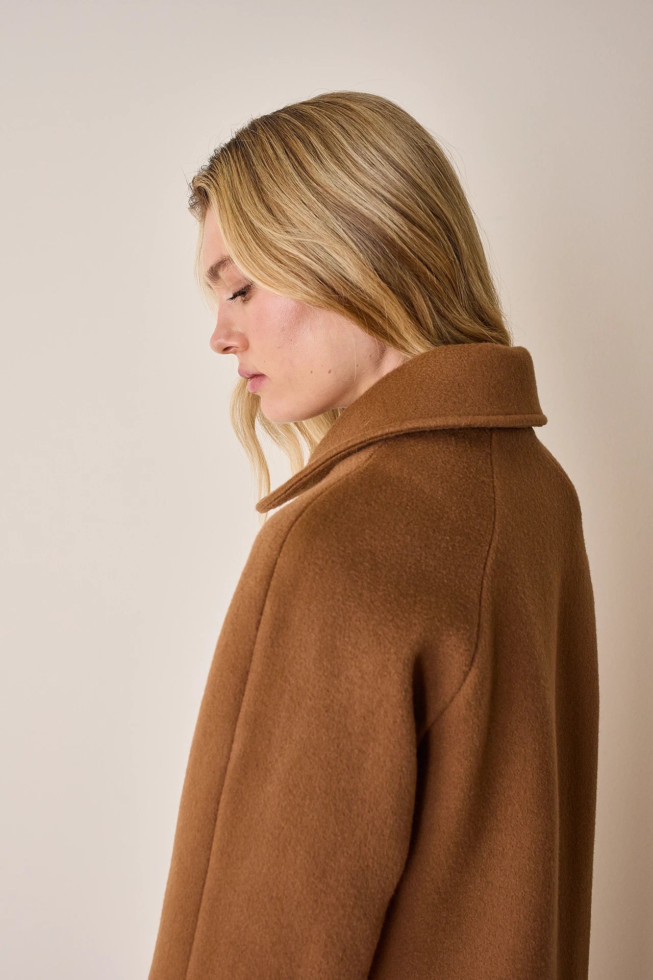 Wool and cashmere coat with raglan sleeves
