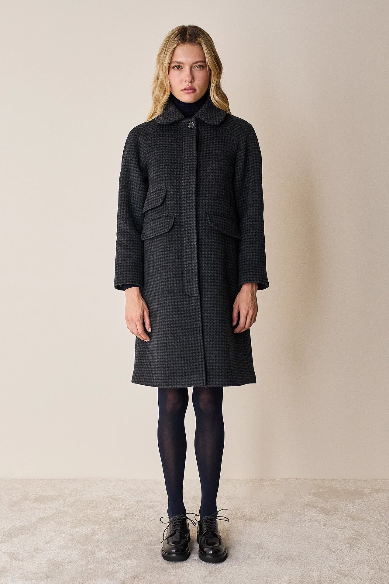 Wool and cashmere coat with raglan sleeves
