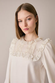 Blusa in organza di seta con pizzo e volant