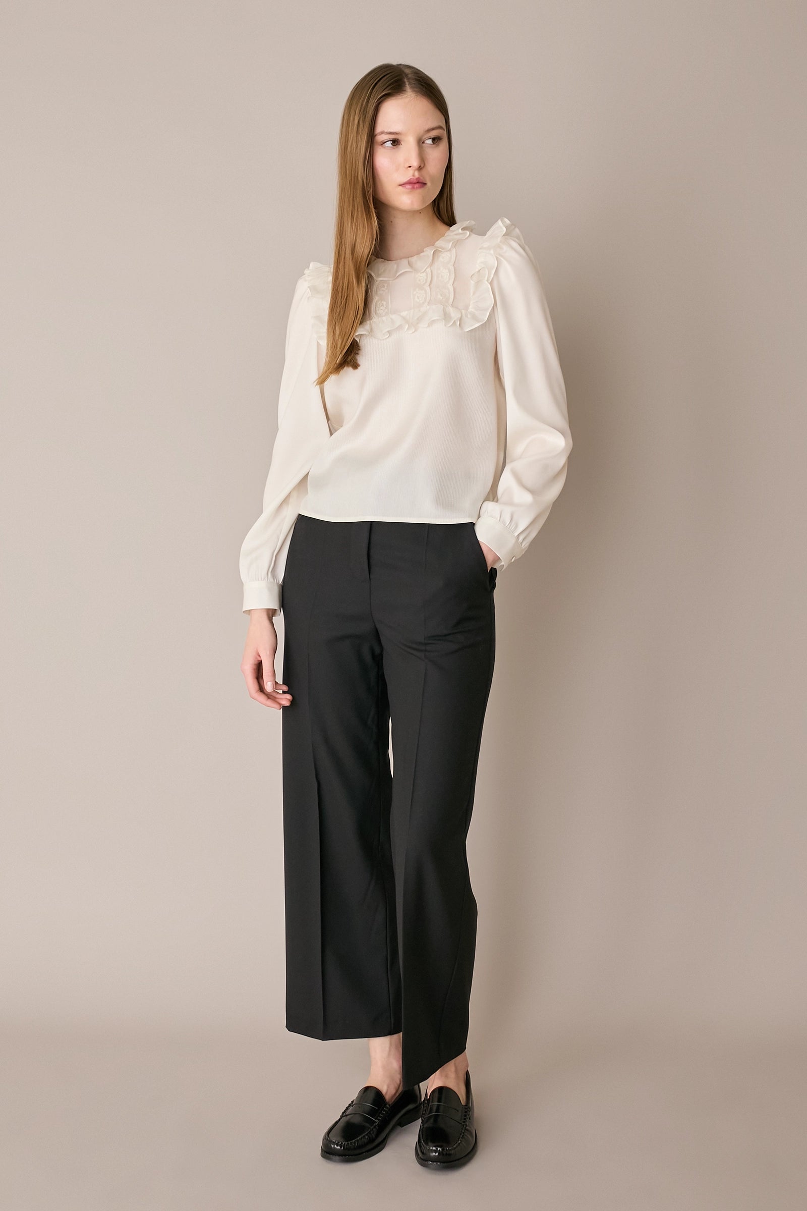 Blusa in organza di seta con pizzo e volant