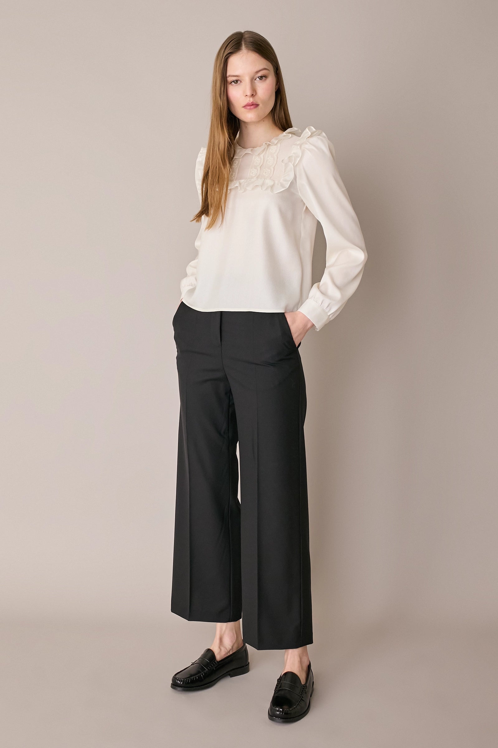 Blusa in organza di seta con pizzo e volant