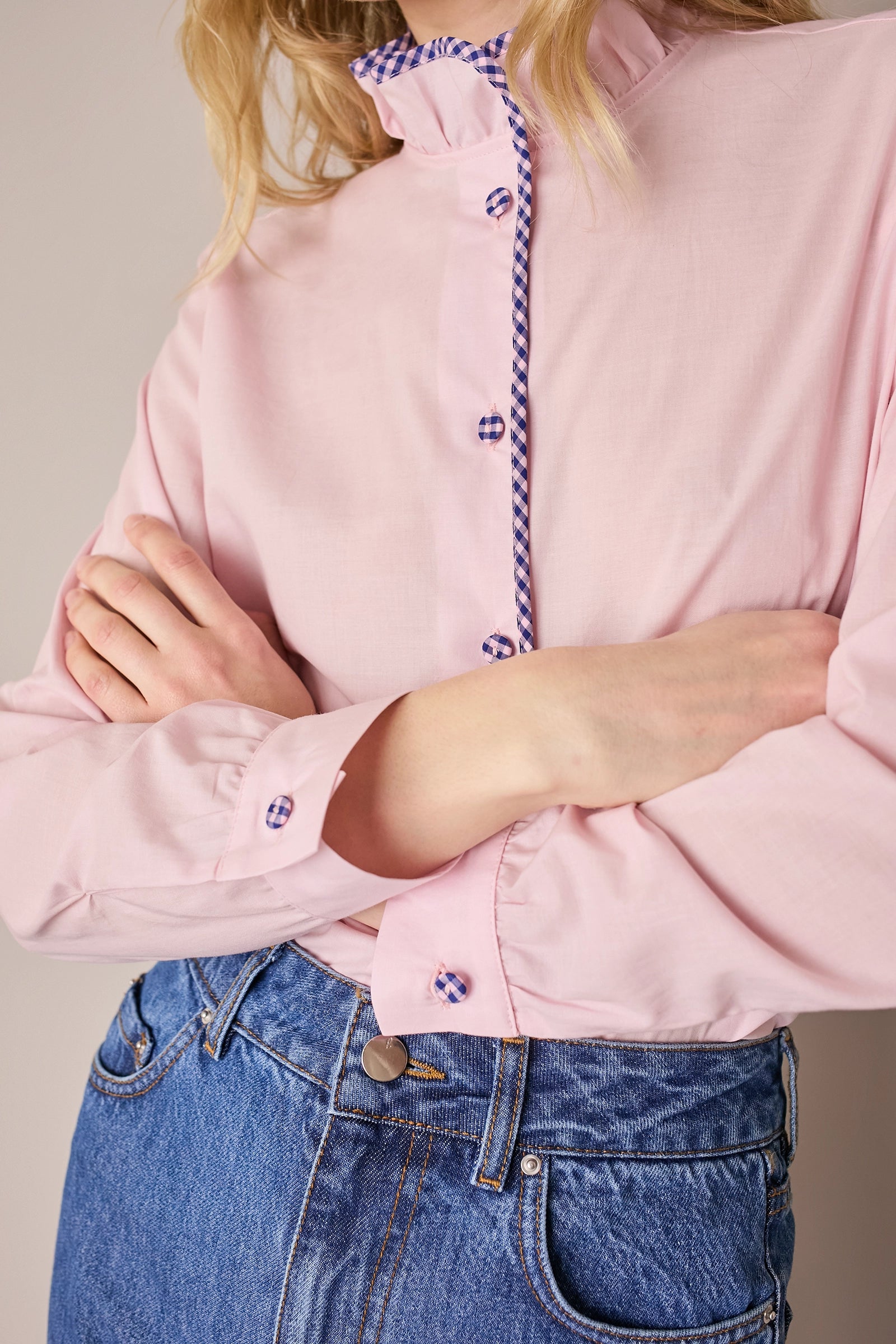 Camicia con bordatura e bottoni ricoperti