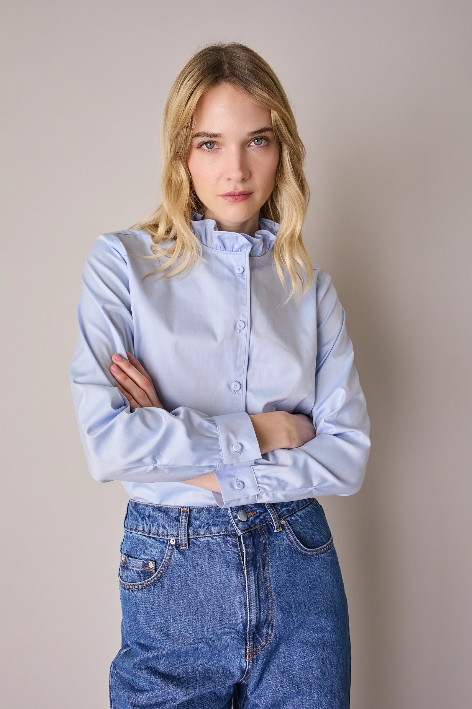 Camicia con bordatura e bottoni ricoperti