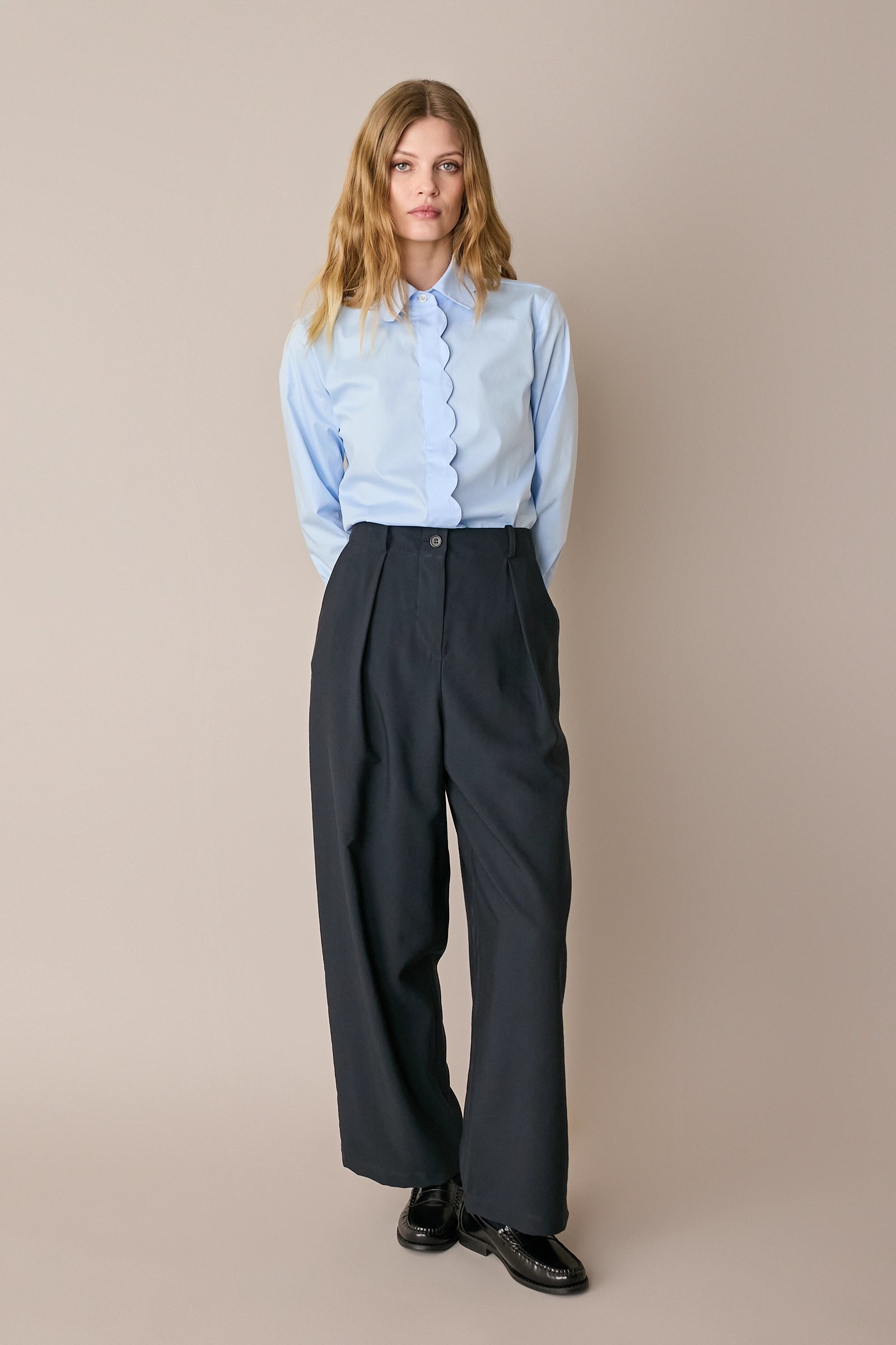 Pantaloni fluidi con pinces