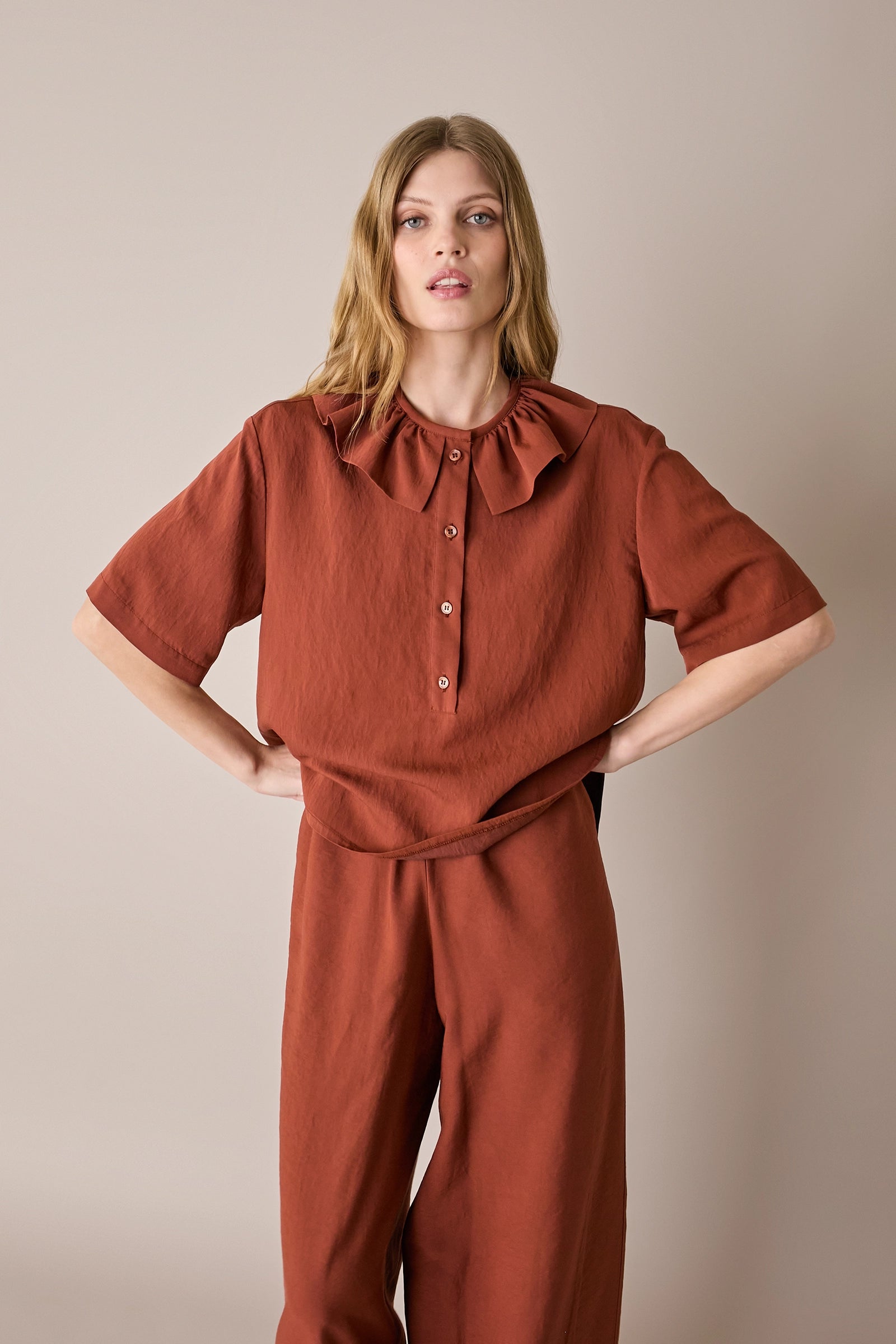 Polo fluida con ruches