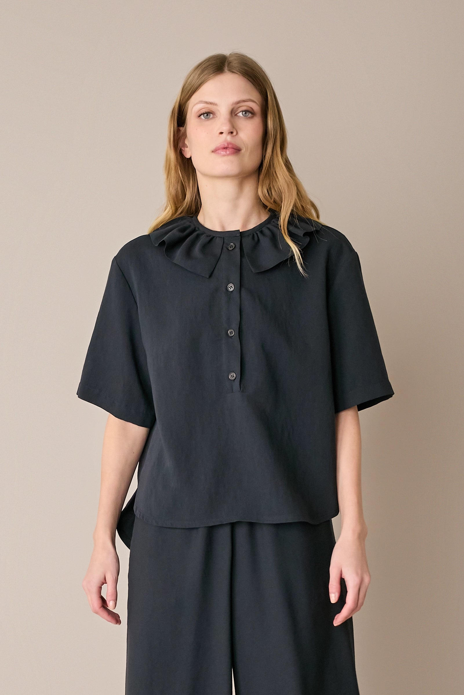 Polo fluida con ruches