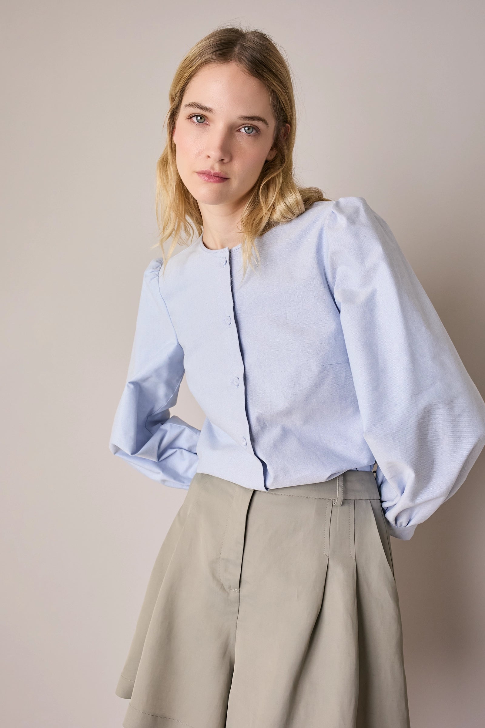 Camicia girocollo con maniche a sbuffo