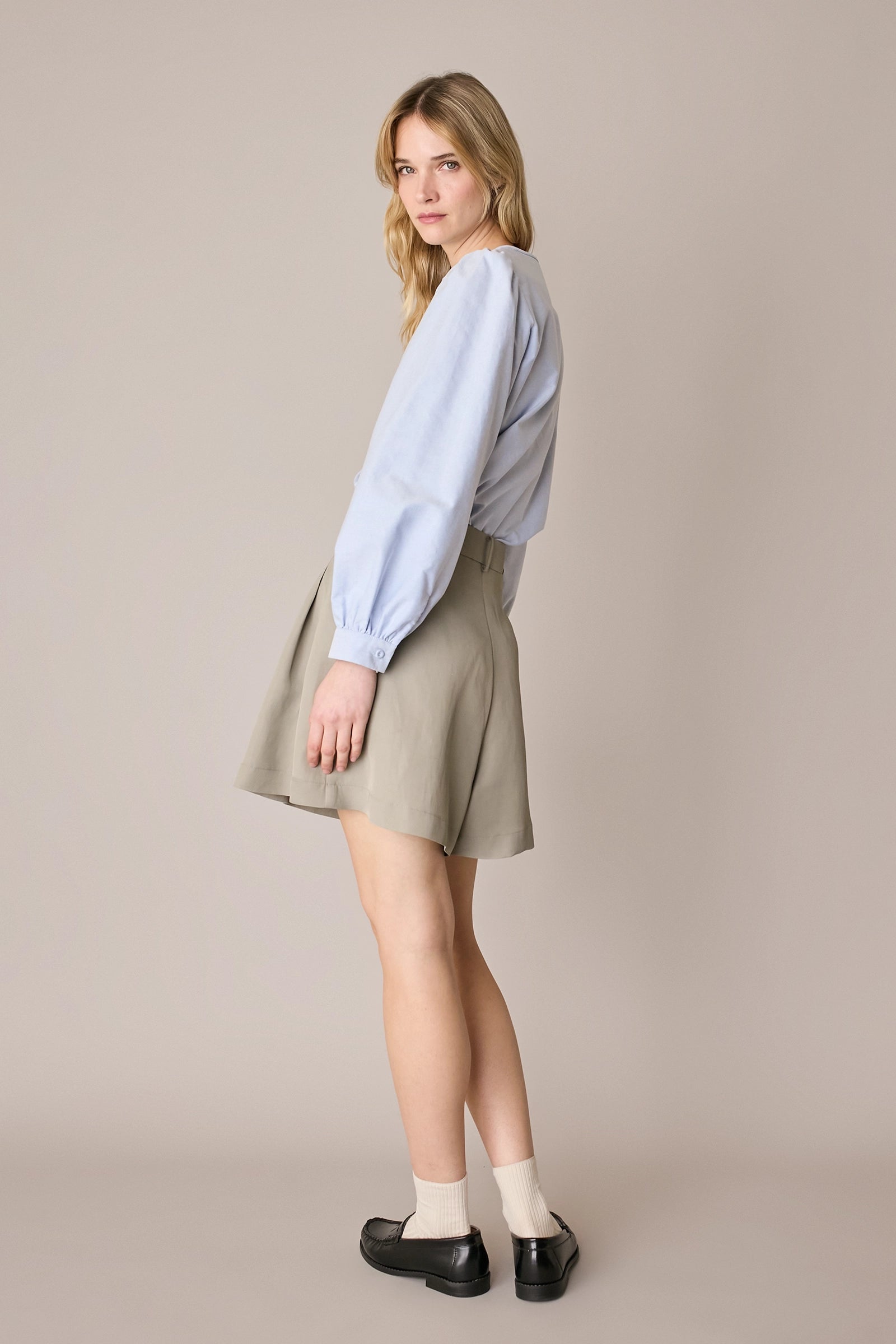 Camicia girocollo con maniche a sbuffo